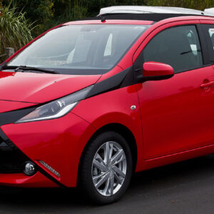 Toyota_Aygo_1.0_VVT-i_x-wave_(II)_–_Frontansicht,_18._Oktober_2015,_Düsseldorf